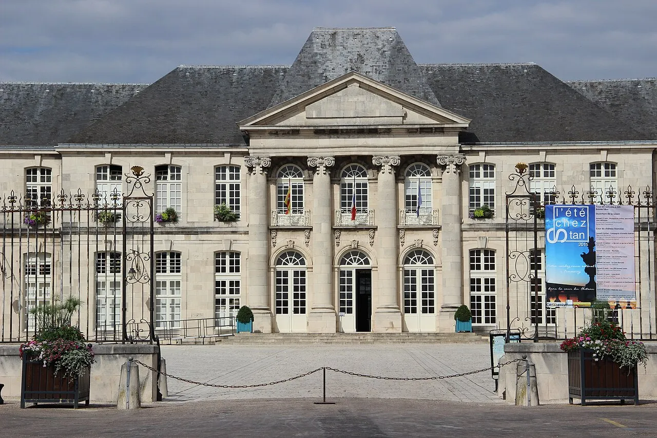 La façade du château de Commercy, avec son fronton, ses colonnes et sa grille en fer forgé, derrière une cour pavée