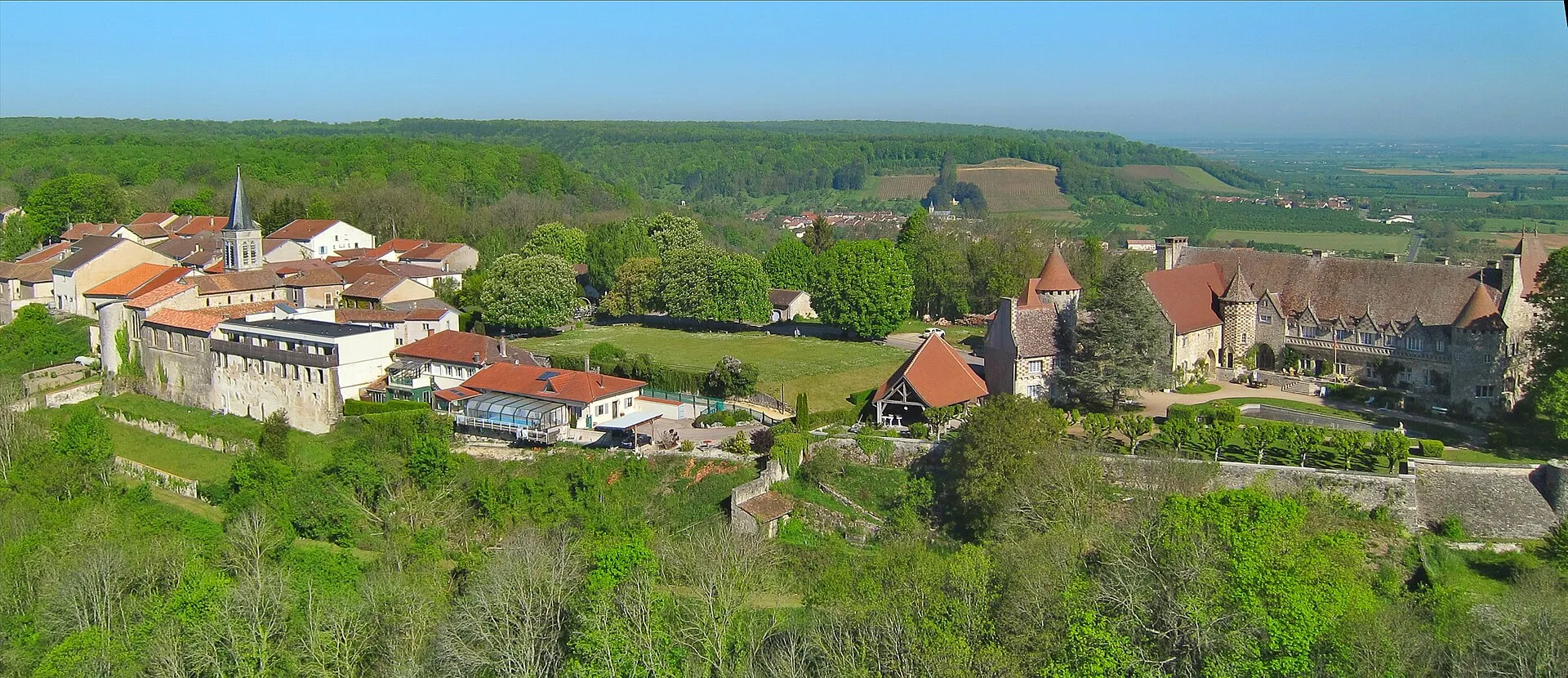 Le village d’Hattonchâtel sur son promontoire, le château à droite, la plaine de la Woëvre au loin