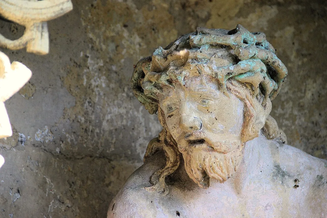 Tête du Christ aux liens de Marville, couronné d’épines, sculpture en pierre au visage douloureux