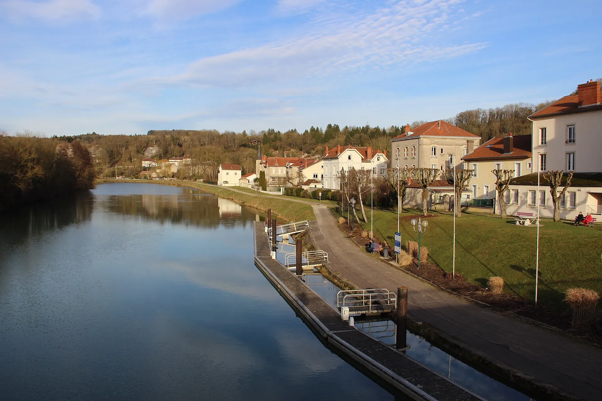 La Meuse à Saint-Mihiel en hiver, eau lente entre des berges arborées et les maisons de la ville