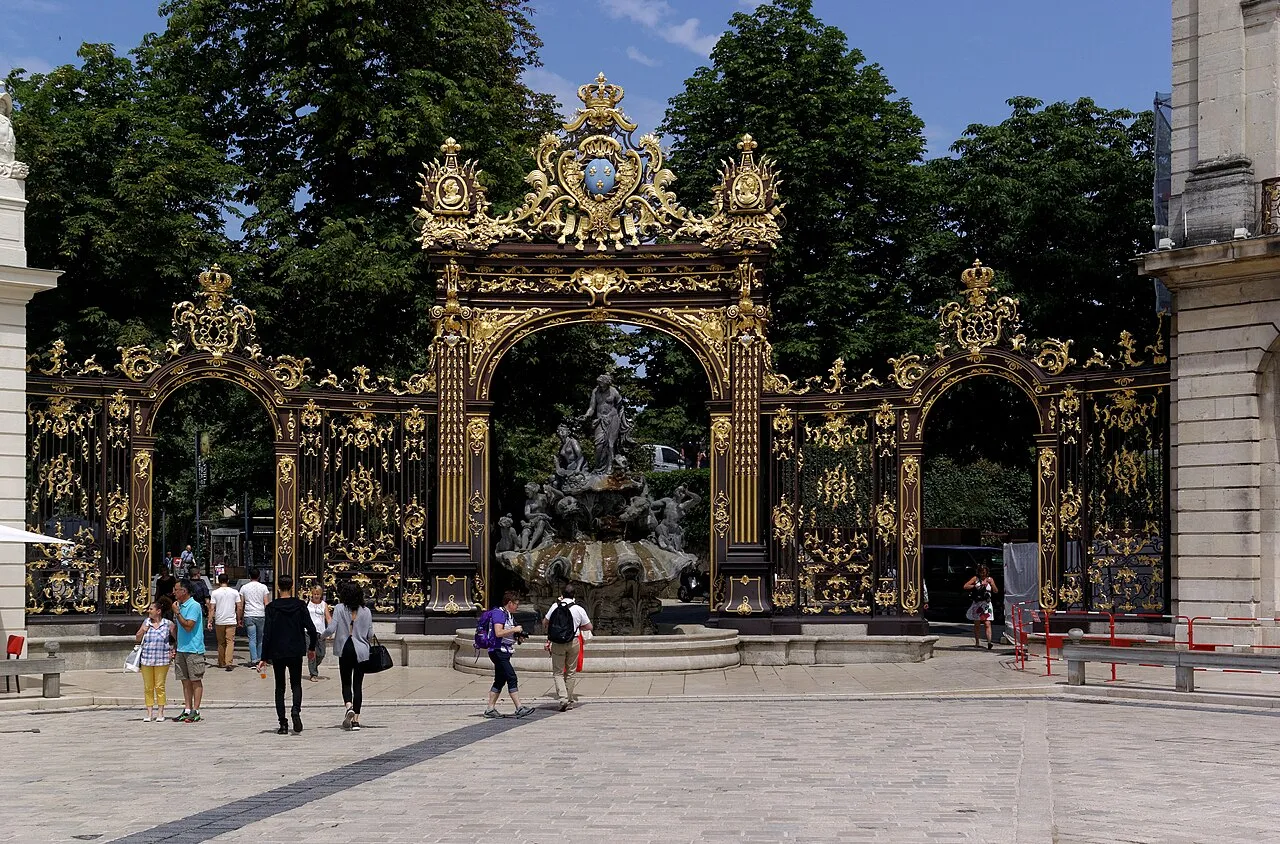 Les grilles dorées de Jean Lamour à un angle de la place Stanislas, encadrant la fontaine d’Amphitrite et ses statues