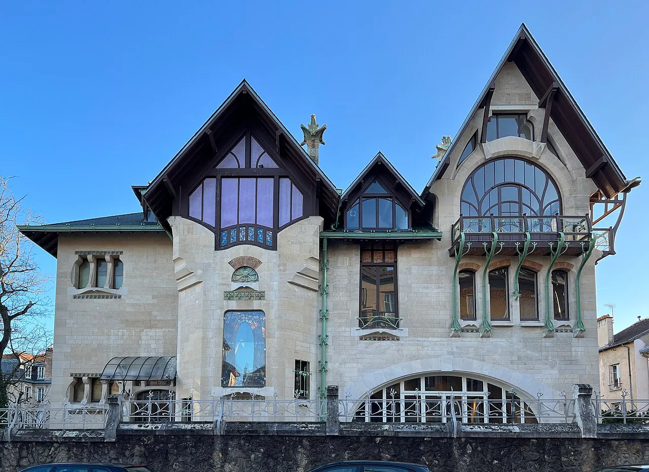 La façade de la villa Majorelle à Nancy, avec ses pignons pointus, ses grandes baies vitrées et ses consoles de fer peintes en vert
