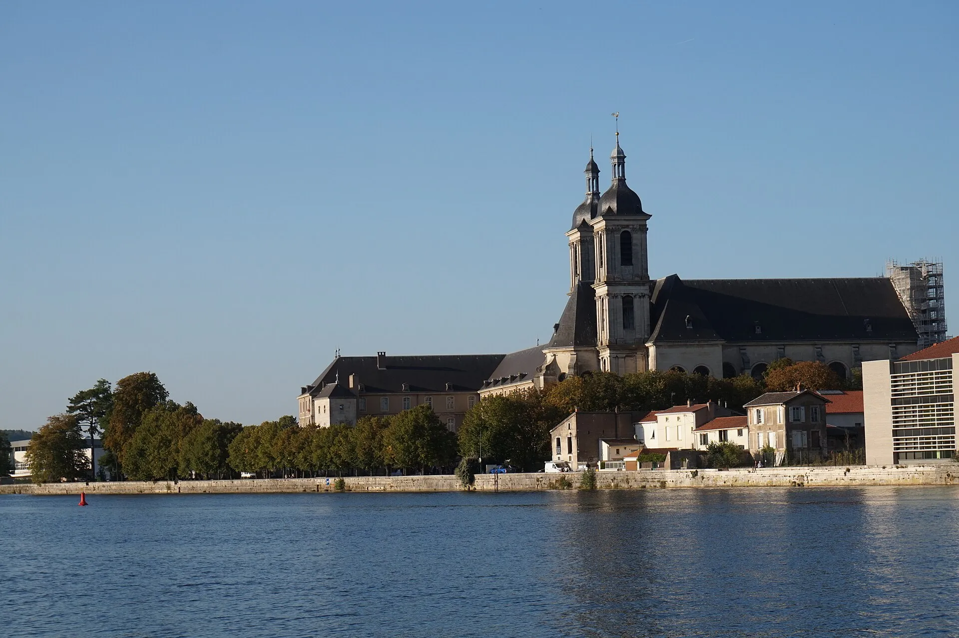 L’abbaye des Prémontrés de Pont-à-Mousson, longue façade baroque en pierre claire, au bord de la Moselle