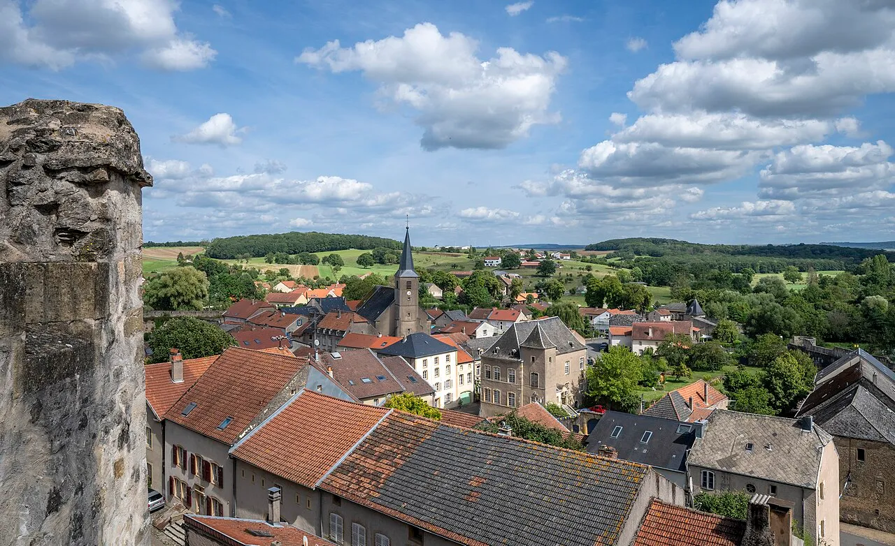 Vue depuis la citadelle de Rodemack sur les toits du village, le clocher de l’église Saint-Nicolas et la campagne vallonnée