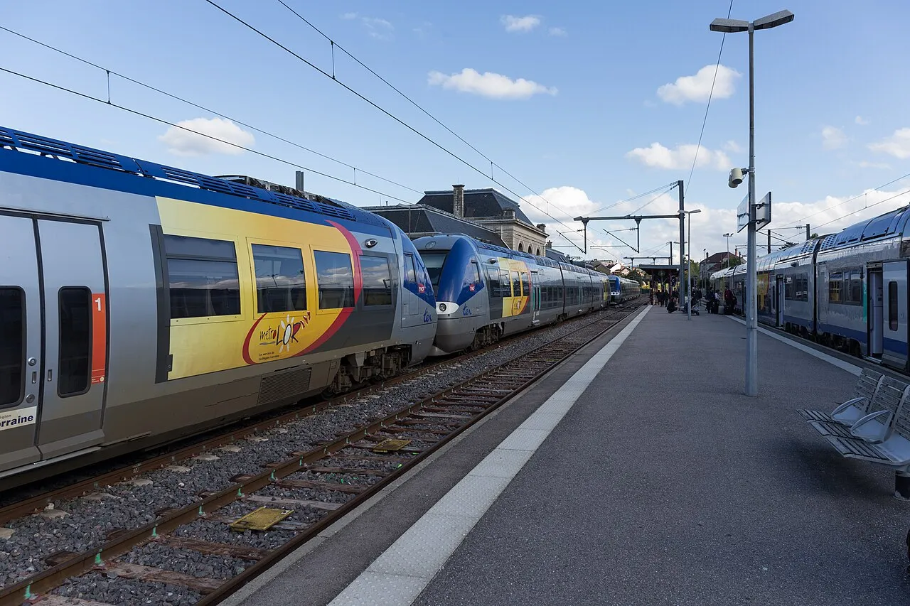 Deux autorails TER aux couleurs bleu, gris et jaune le long d’un quai de la gare de Saint-Dié-des-Vosges