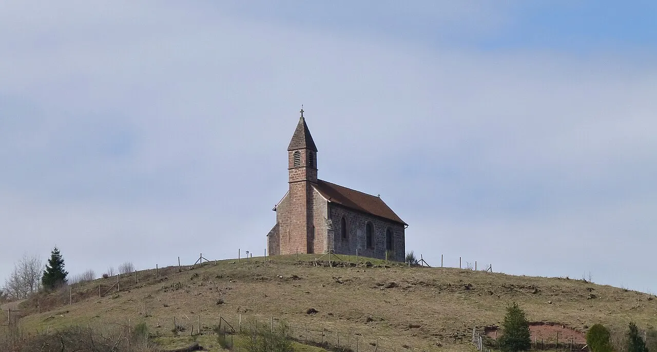 La Haute-Chapelle de Saint-Quirin, petite chapelle de grès rose au sommet d’une butte herbeuse